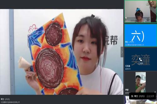 图为教师对孤独症学员进行绘画培训