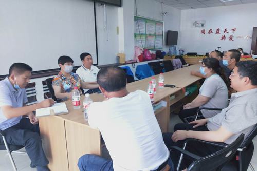 图为才利副理事长在万莲“阳光之家”调研现场