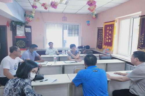 图为才利副理事长在滨河“阳光之家”调研现场