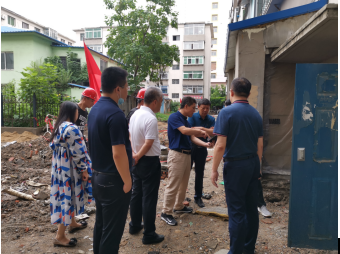 图为铁岭市、县残联领导与铁岭县住建局党组书记探讨施工细节工作现场