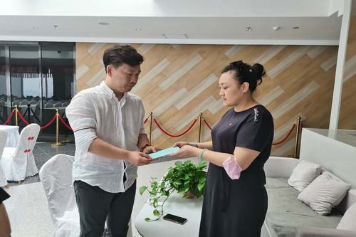 图为就业服务专班为电商企业送去相关政策
