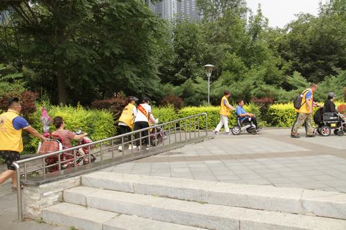 图为体验轮椅坡道