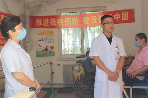 图为骨科医院李医生介绍残疾人康复预防的重大意义