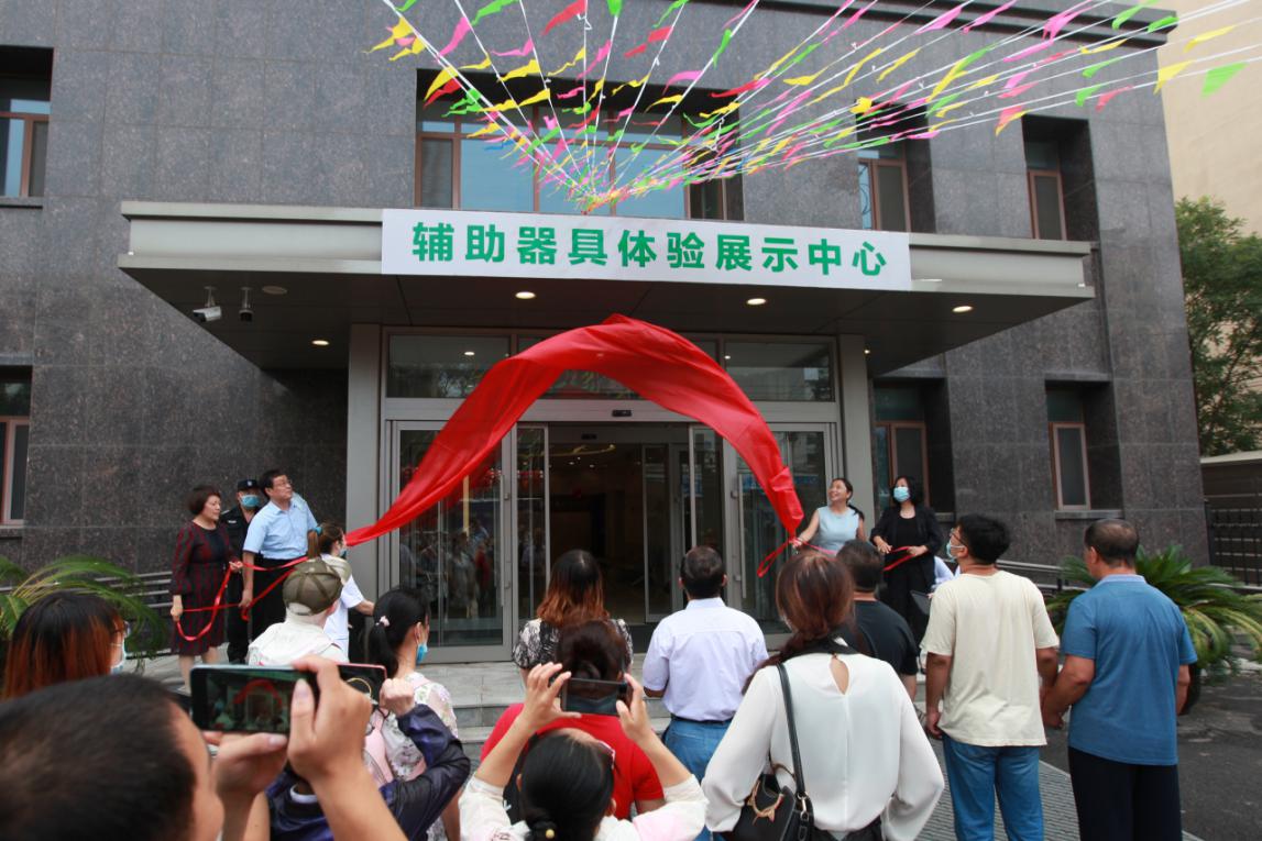图为吴玉新书记、赵冰冰副理事长为启动仪式揭牌