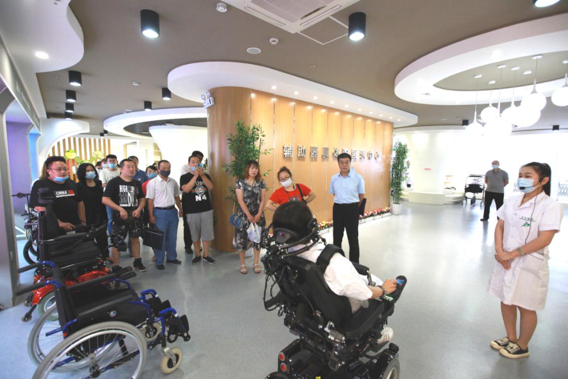 图为吴玉新书记、来访群众参观区域中心展厅 图为吴玉新书记、来访群众参观区域中心展厅