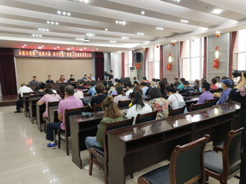 图为报告会现场