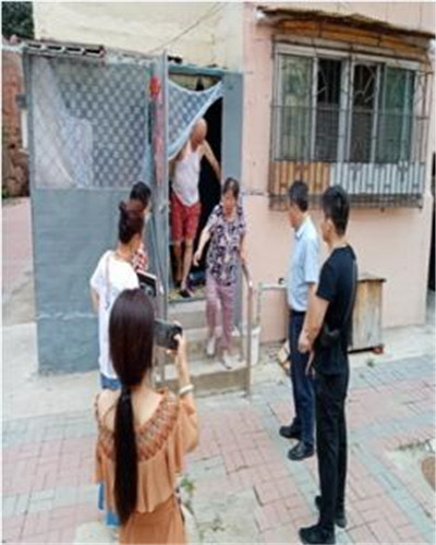 图为省残联检查调研组走访调研明山区贫困残疾人李永朝和马淑芹家庭无障碍改造情况