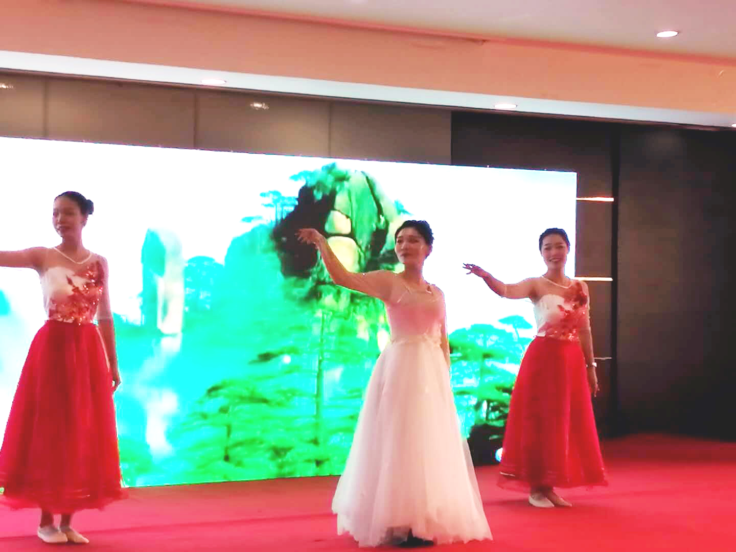 图为康复教师才艺展示