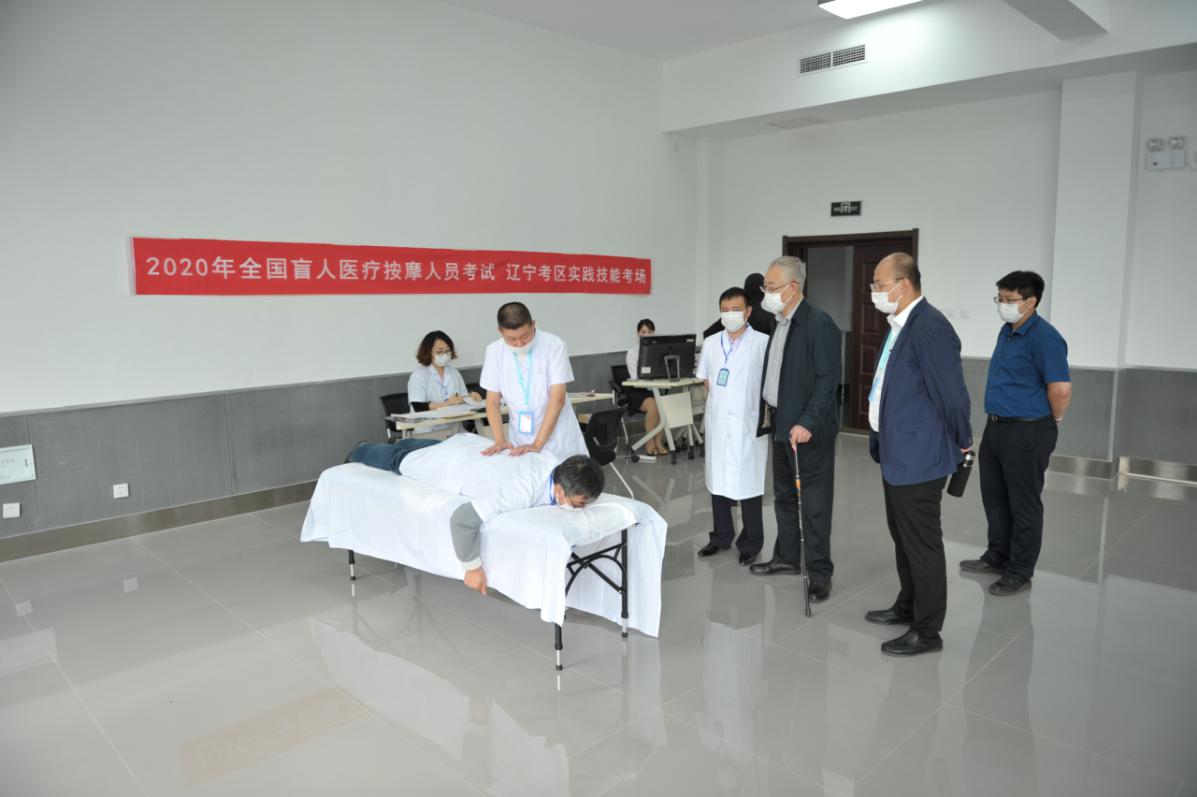 图为省残联党组成员、副理事长于长源到实践技能考试现场视察工作