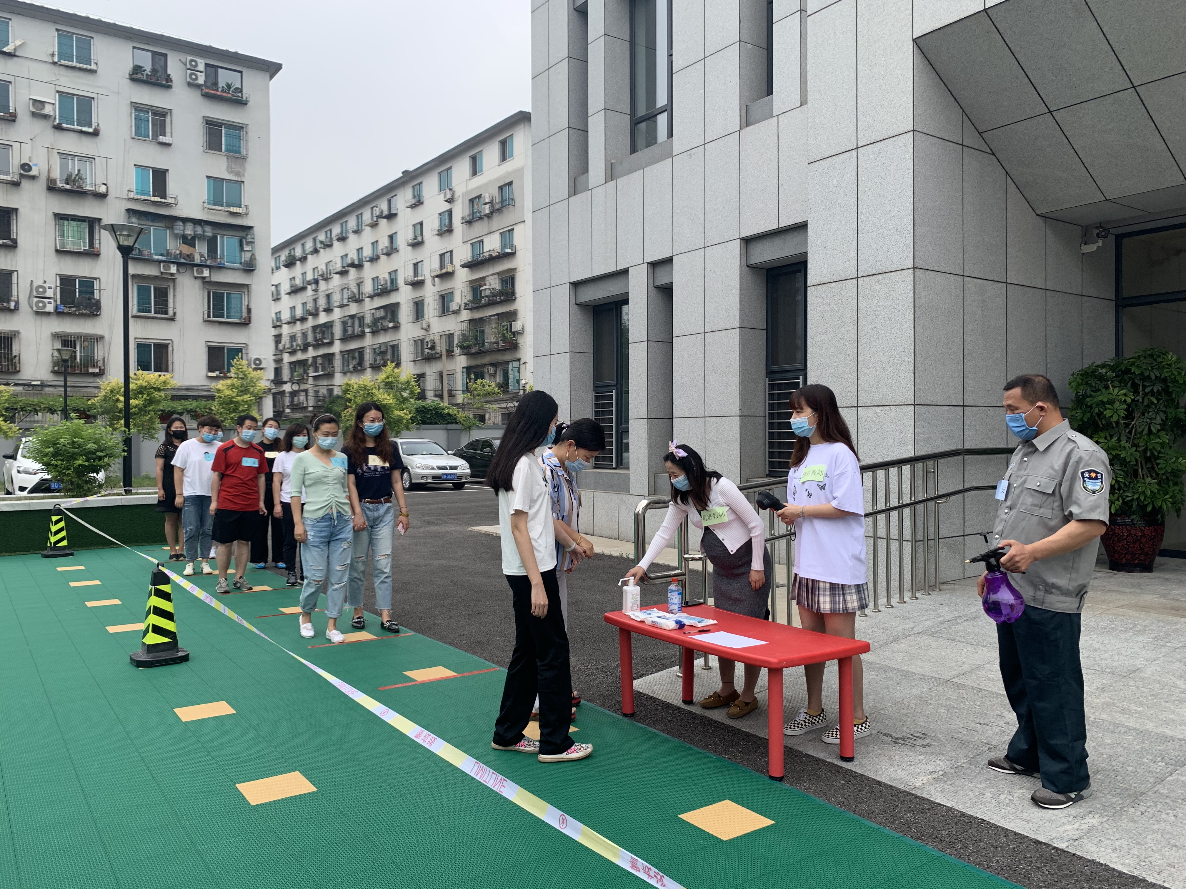 图为康复中心教职工开展防疫演练 图为康复中心教职工开展防疫演练