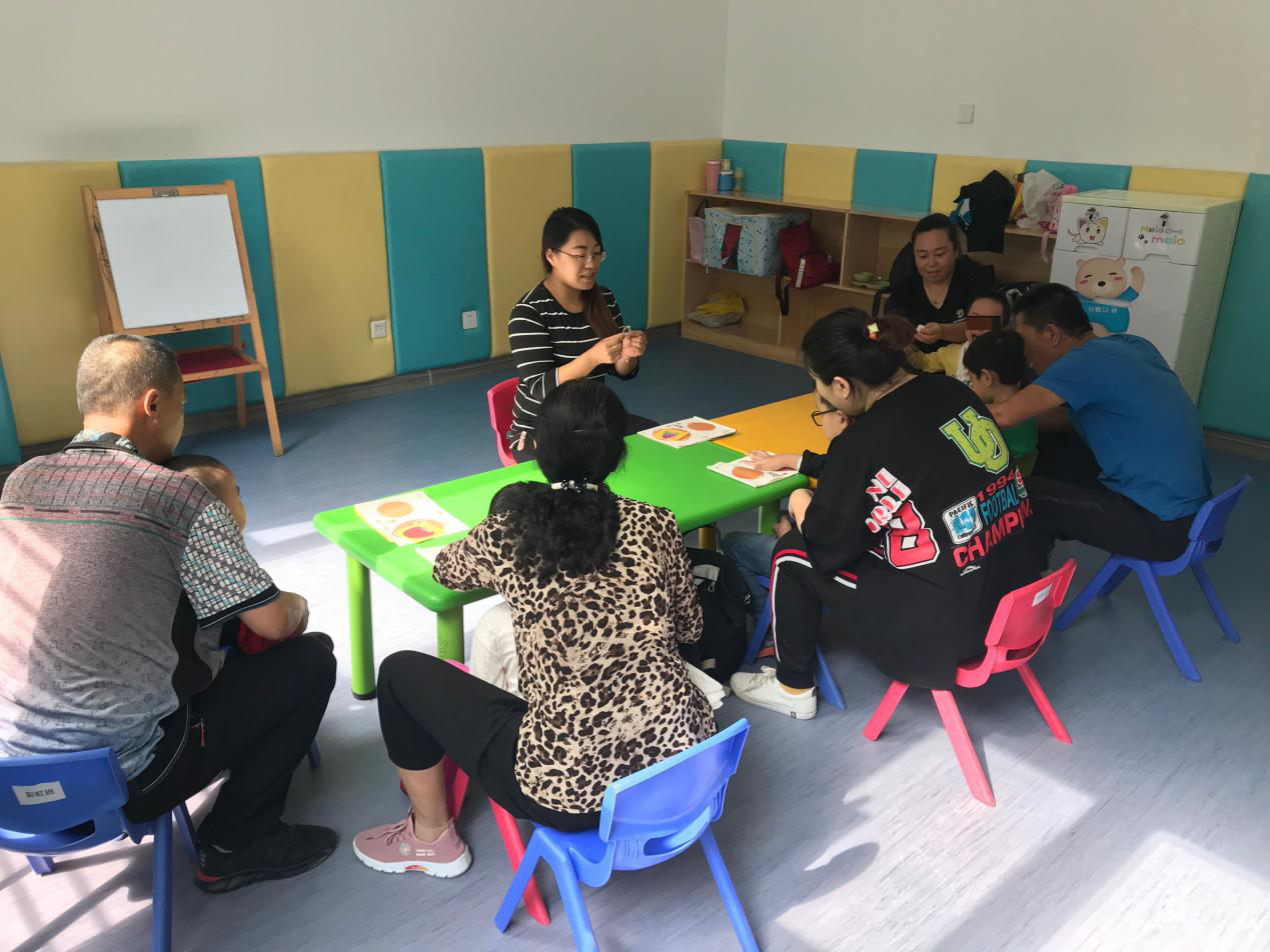 图为康复中心智力项目进行集体课教学