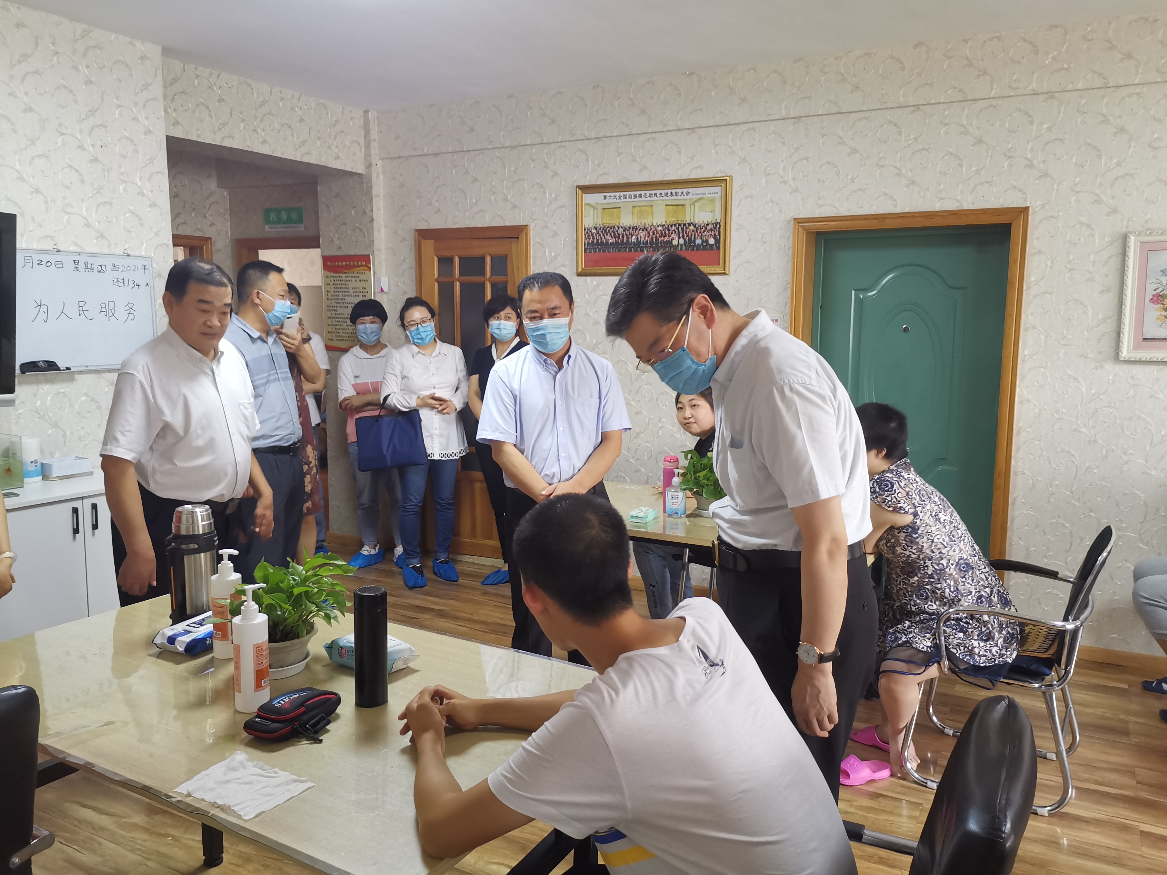 图为调研组调研丹东市智障残疾人日间照料辅助就业中心