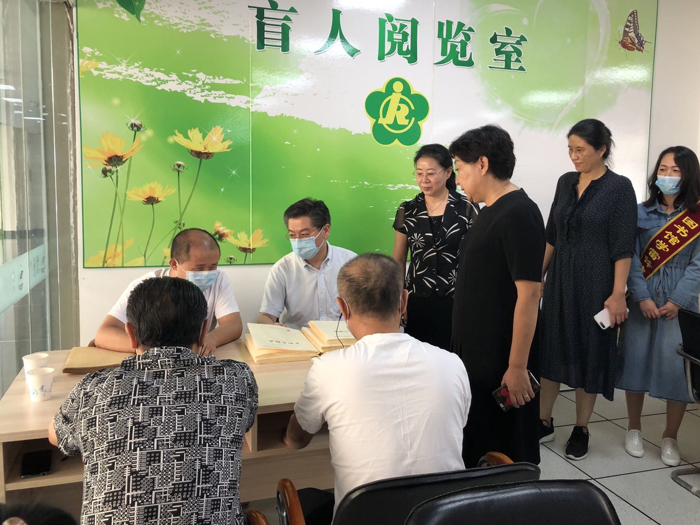 图为调研组调研锦州市图书馆盲人有声读物阅览室