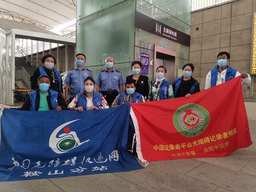 图为与高铁西客站领导合影 图为与高铁西客站领导合影