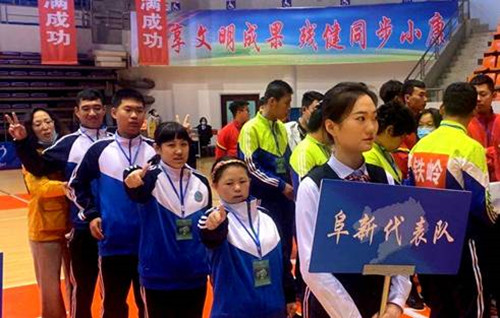 图为阜新代表队参加开幕式