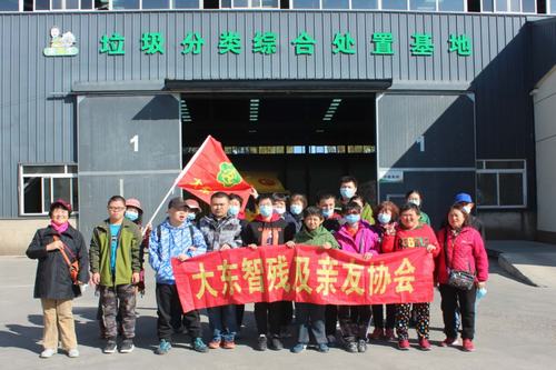 图为大东智协参训人员在宋先生垃圾分类综合处置基地进行合影留念