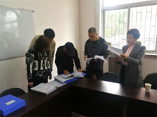 图为市残联党组成员、理事欧仁华(右)检查望花区档案材料 图为市残联党组成员、理事欧仁华(右)检查望花区档案材料