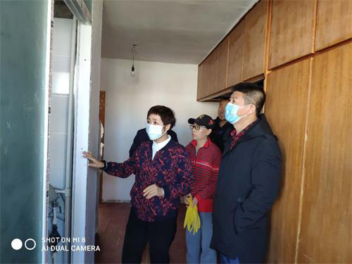 图为在顺城区实地查看室内卫生间无障碍设施改造情况