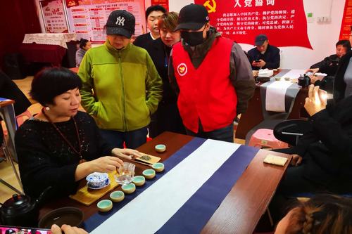 图为党语均老师为学员做现场演示