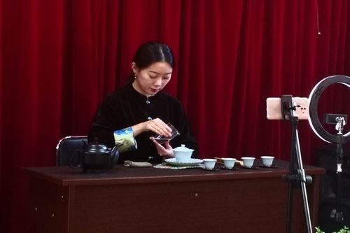 图为路平老师为学员做教学示范