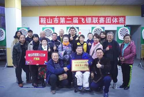 图为残疾人飞镖代表队全体人员合影