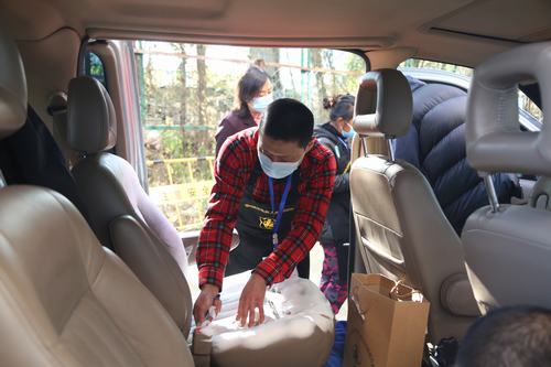 图为汽车精洗项目比赛现场