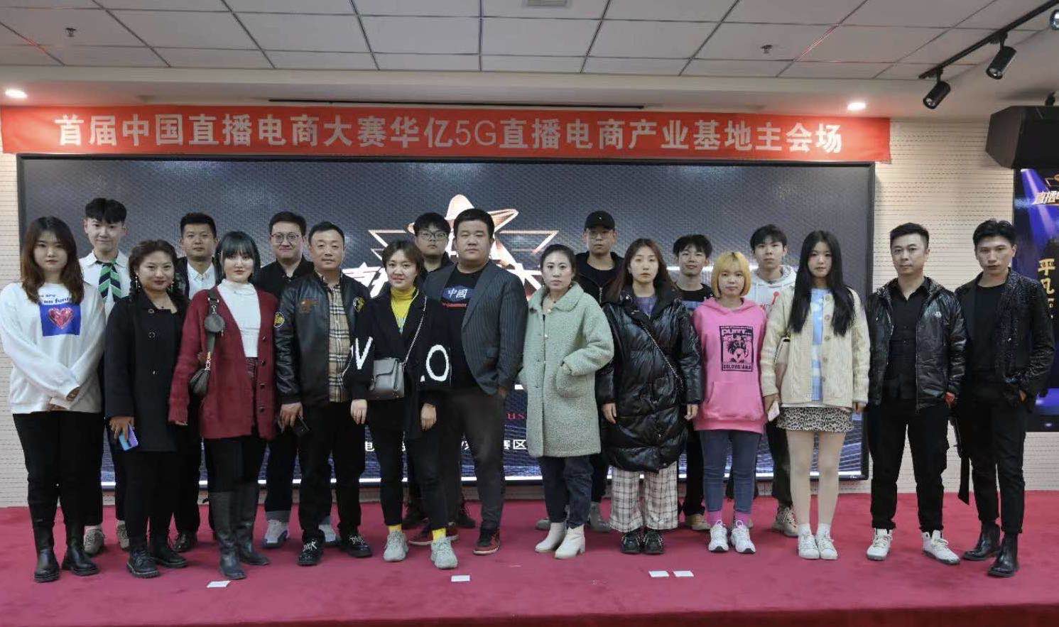 图为活动主会场