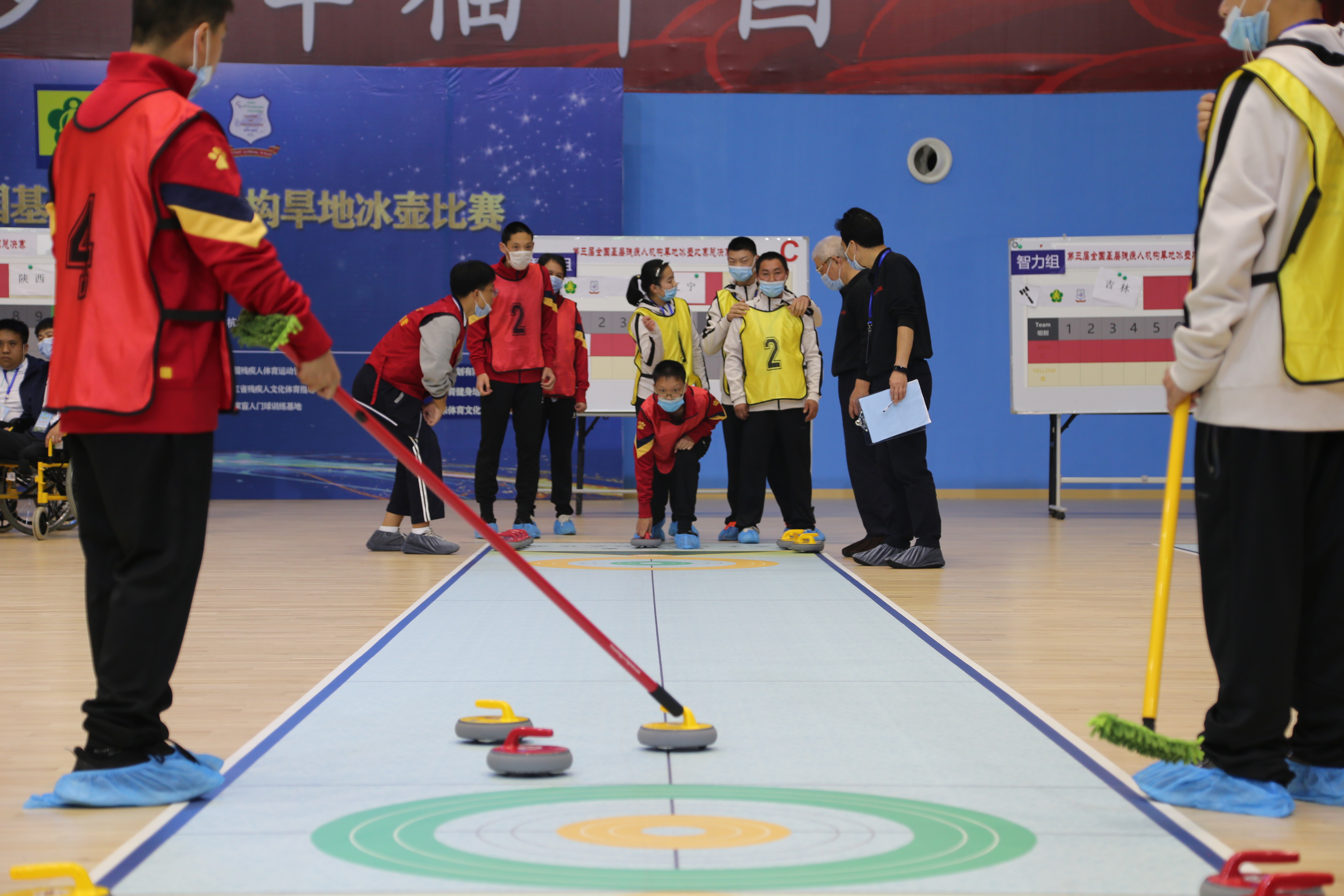 图为全国残疾人旱地冰壶比赛我省运动员比赛现场