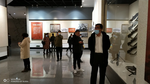 图为参观黑山阻击战纪念馆