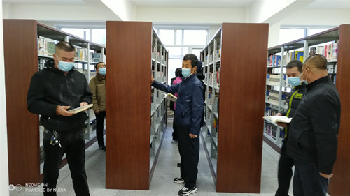 图为残疾人党员参观图书馆