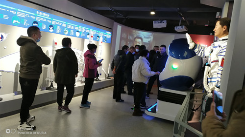 图为残疾人党员参观太空科普展