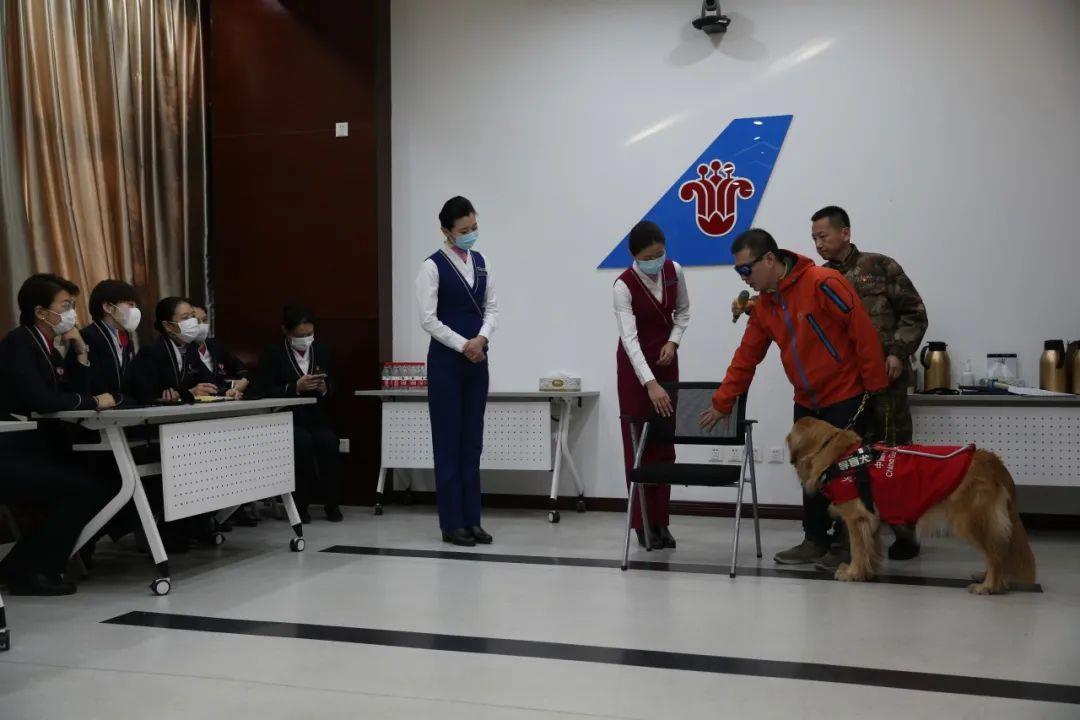 图为活动现场 图为活动现场