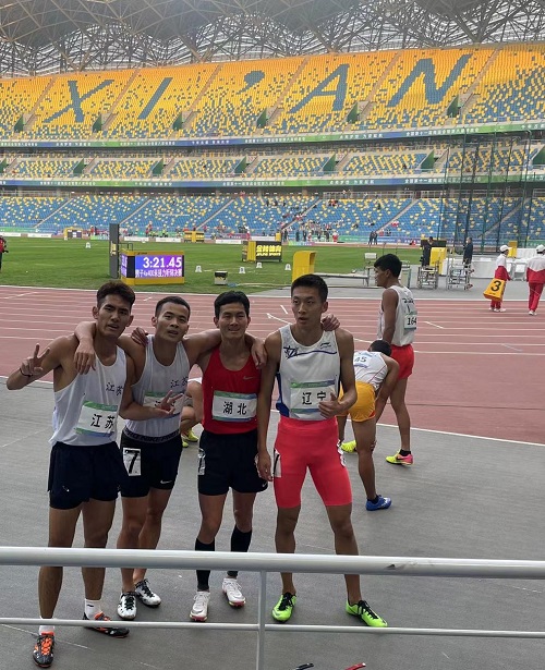 为男子田径听障组4×400米接力联合队队员合影，右一为辽宁赵福迪