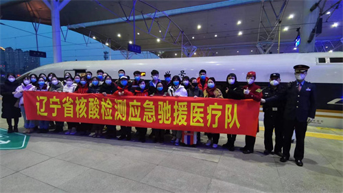 图为整装待发的医疗队合影