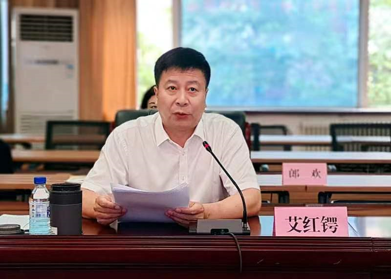 图为省残联党组书记、理事长艾红锷讲话