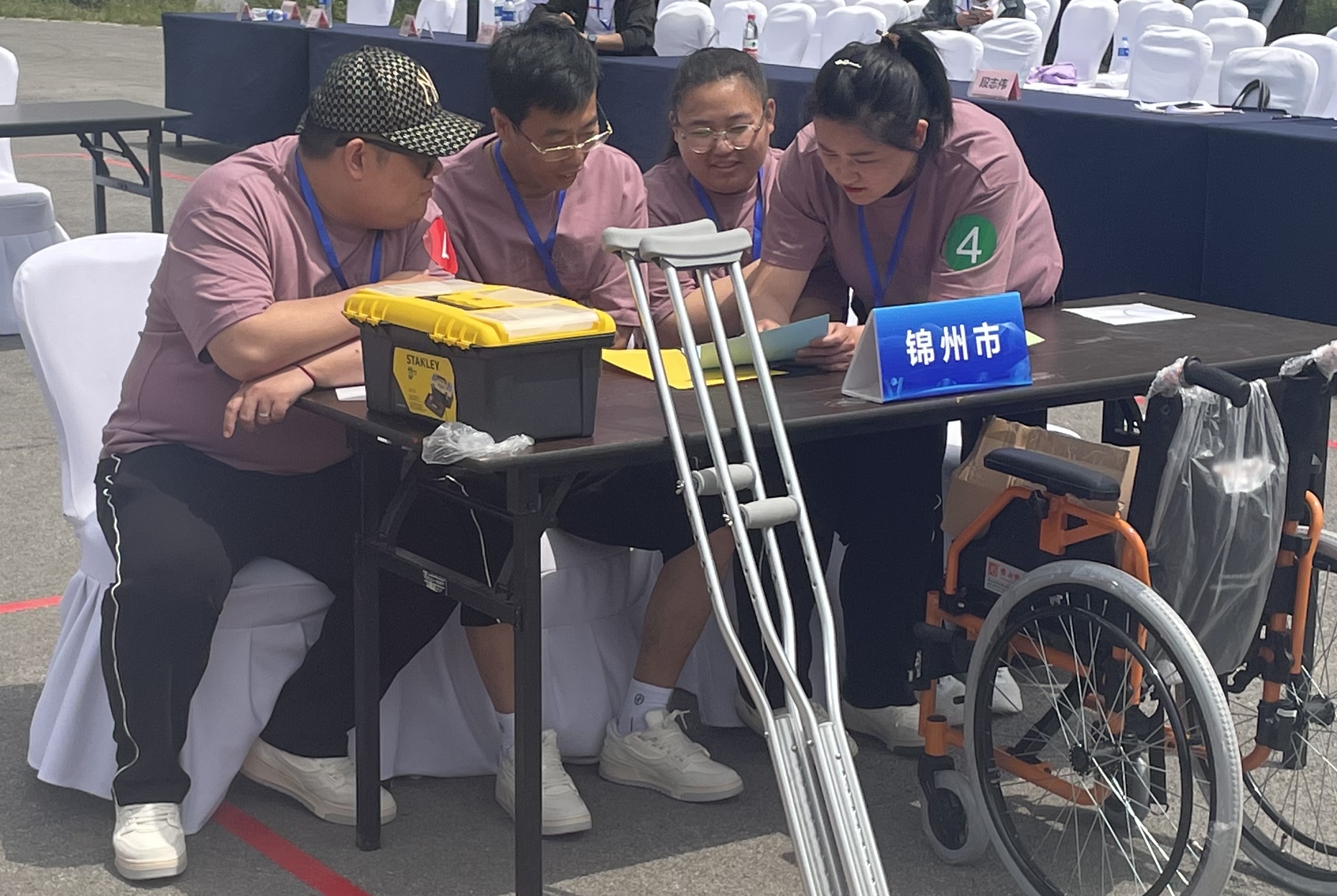  图为锦州市选手正在进行赛前准备