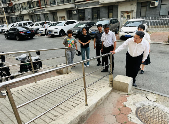 图为考察无障碍环境建设情况