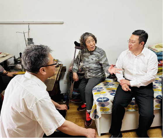 图为走访慰问困难残疾人家庭