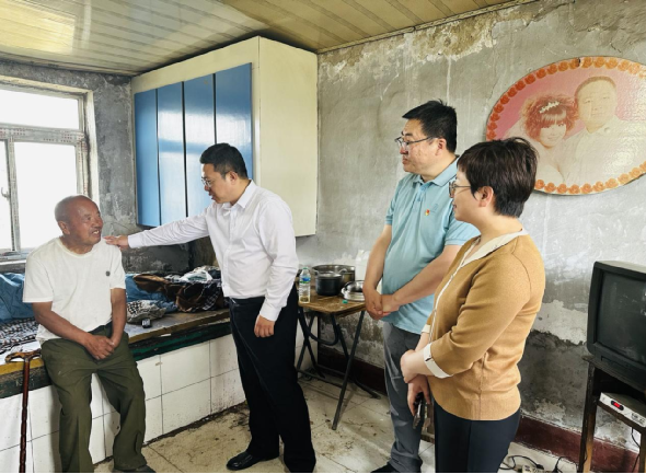 图为走访慰问困难残疾人家庭