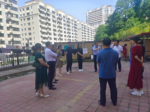 图为省残联维权部为基层工作人员现场讲解无障碍改造工作中的难点、要点