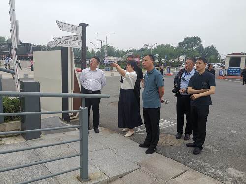 图为在抗美援朝纪念馆对无障碍设施进行行政执法检查