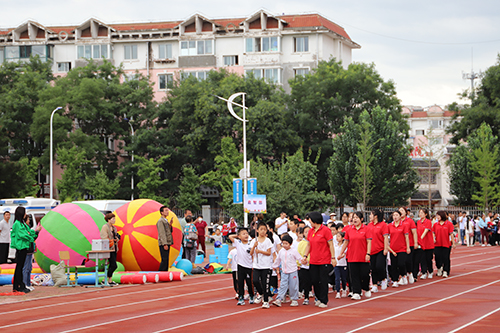 图为康复中心孩子们表演唱歌