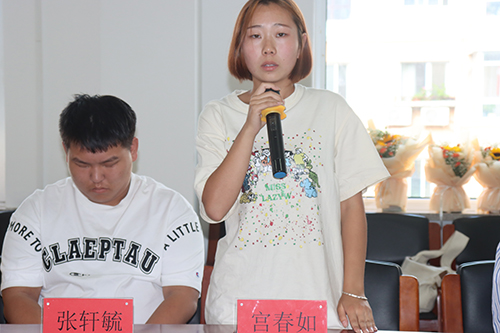 图为学生代表宫春如发言