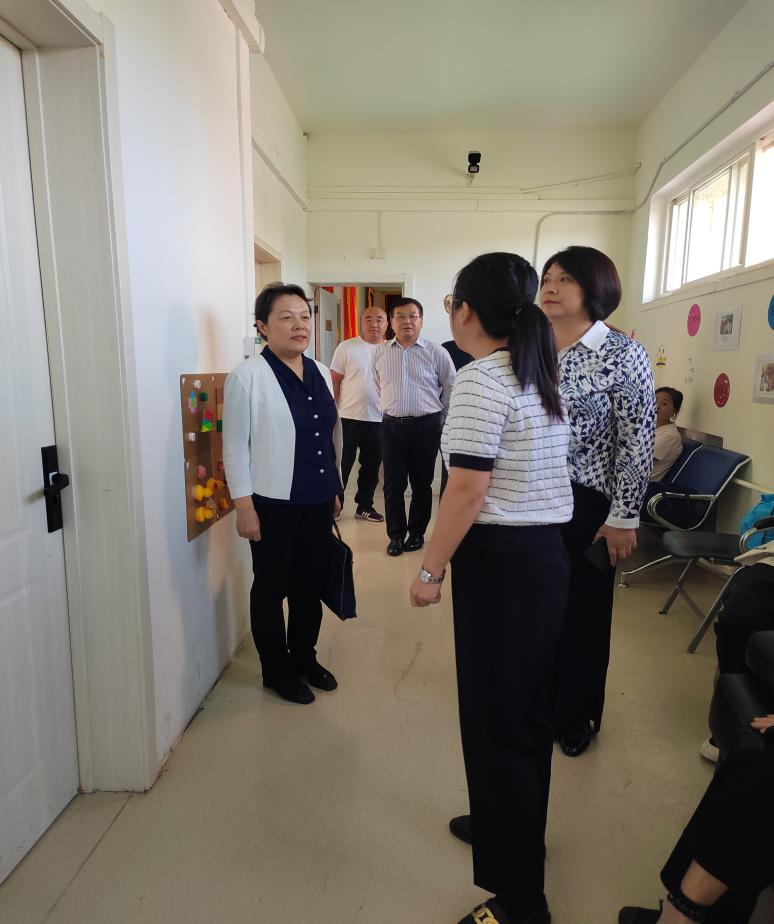 图为参观机构环境