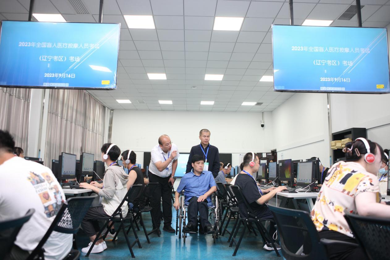 图为省残联党组成员副理事长刘懿到理论考试考场巡考