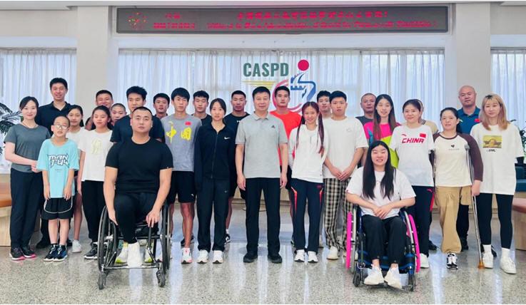 图为艾红锷书记与辽宁运动员、教练员、工作人员合影