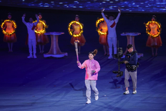 图为开幕式火炬传递