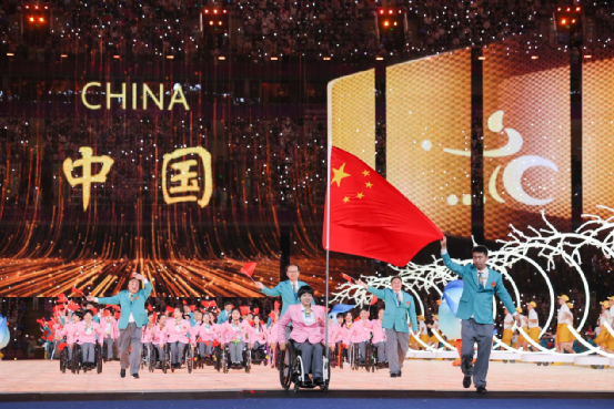 图为中国代表团入场