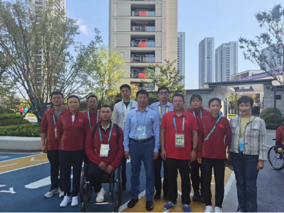 图为省残联党组书记、理事长艾红锷在杭州亚残运会村看望慰问我省运动员、教练员及工作人员