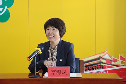 图为市残联党组书记、理事长李海凤讲话